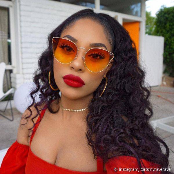 Os óculos tinted sunglasses, com lentes transparantes e coloridas, também foram tendência em 2017, com a maquiagem ganhando destaque no look (Foto: Instagram @itsmyrayeraye)